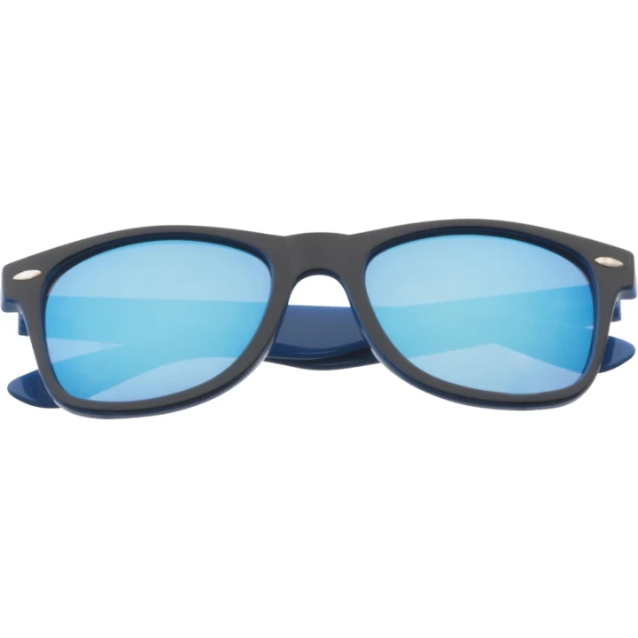 Sunglasses with mirrored lenses