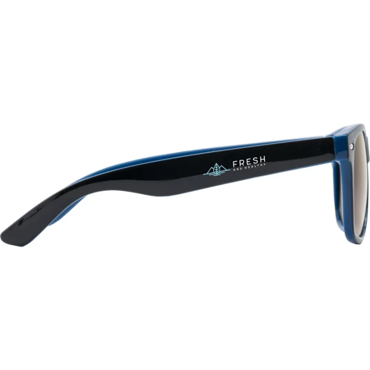 Sunglasses with mirrored lenses