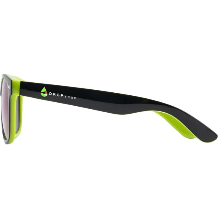 Sunglasses with mirrored lenses